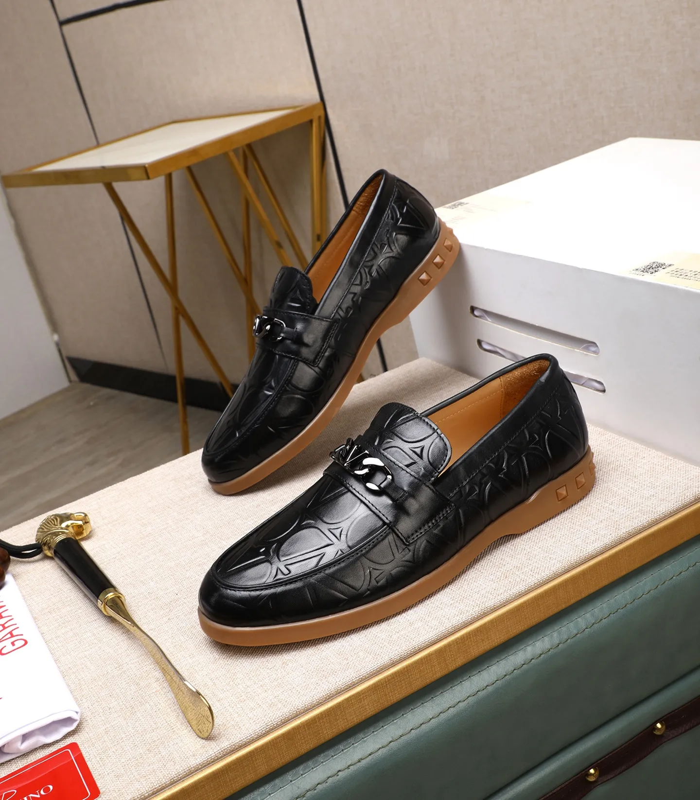 Men's shoes 💰520 [Valentino-Valentino] High-quality boutique men's shoes. The same style as the celebrities, original and authentic.✅ Made of imported cowhide + original apricot cowhide lining. The French luxury model is priced at 14,080 Swiss francs. It is also a Paris Fashion Week catwalk model. A brand can be deeply rooted in your heart, and a pair of shoes can make you linger. What you wear is not only noble, but also an aura. 👻Standard 38-45